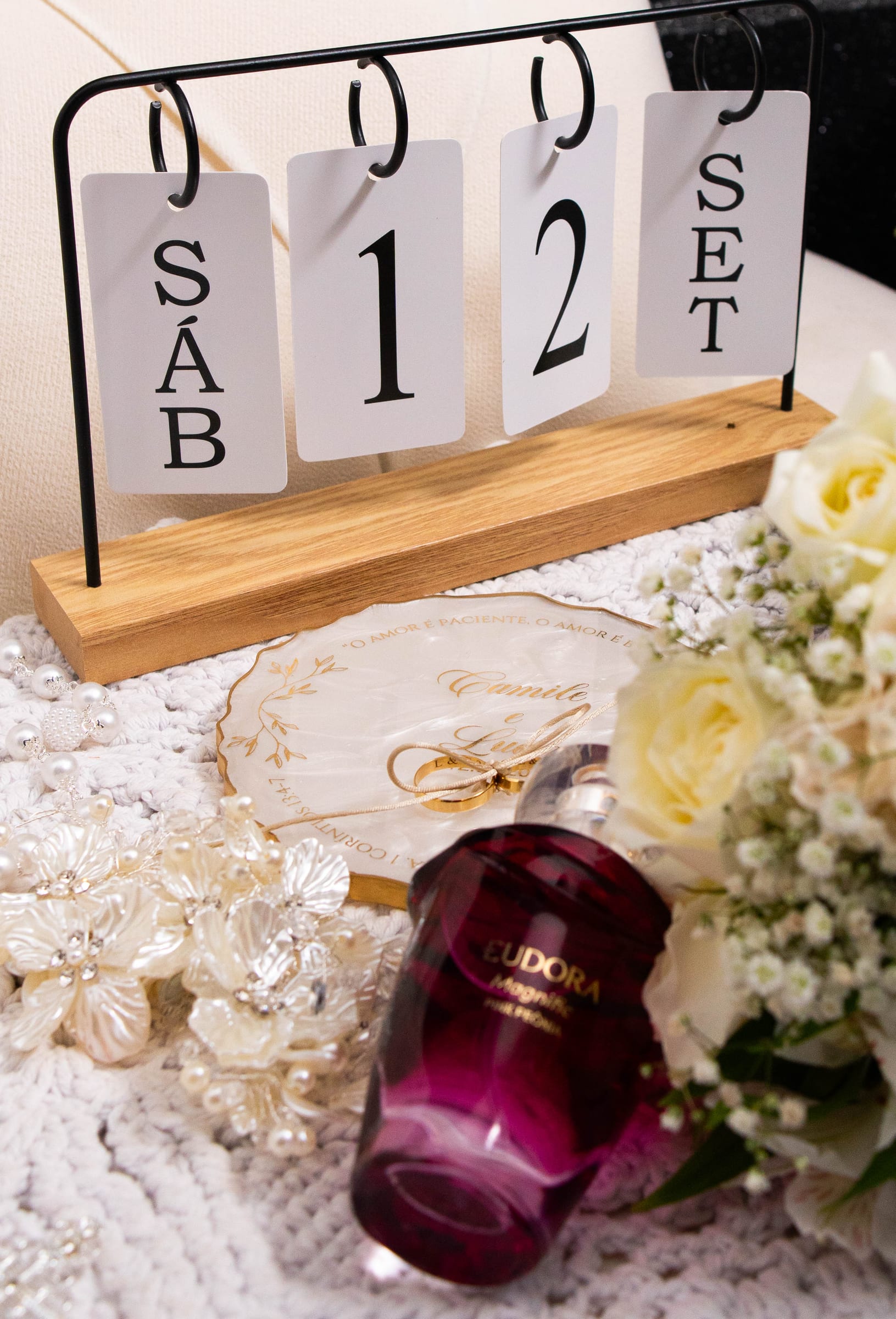 Letreiro com a data do casamento, sábado, 12 de setembro, entre flores e o perfume da noiva